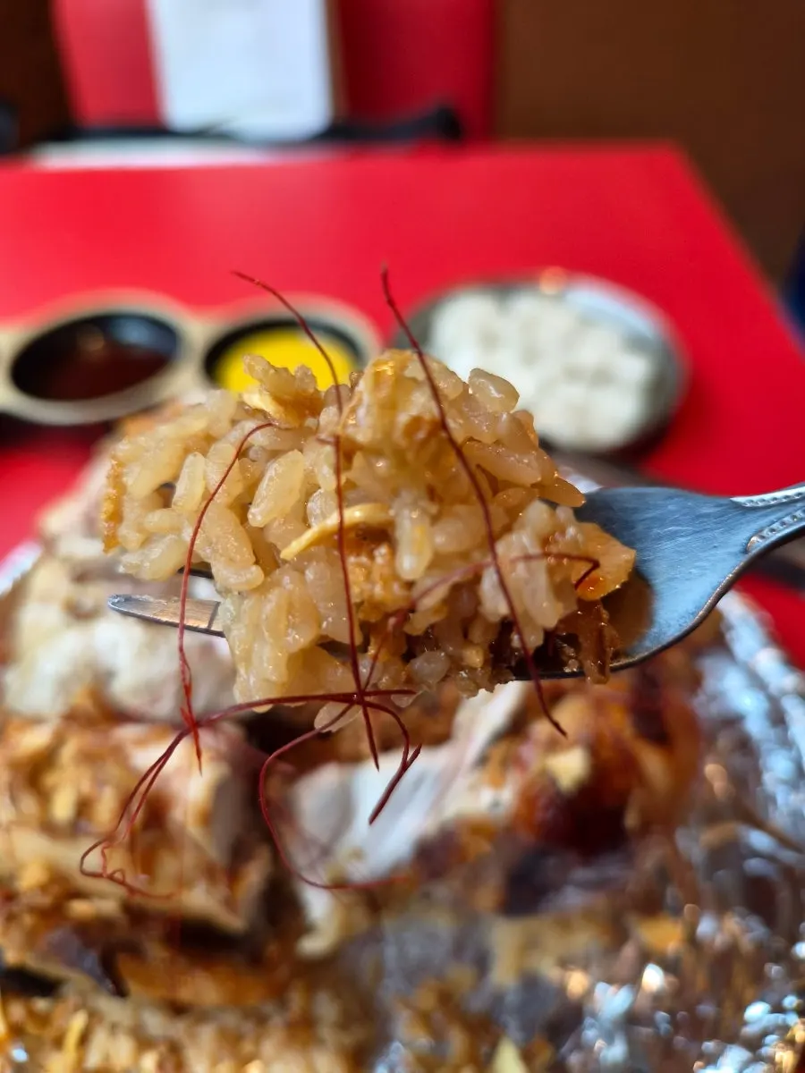 皮の上に焼きニンニクを乗せた一切れ