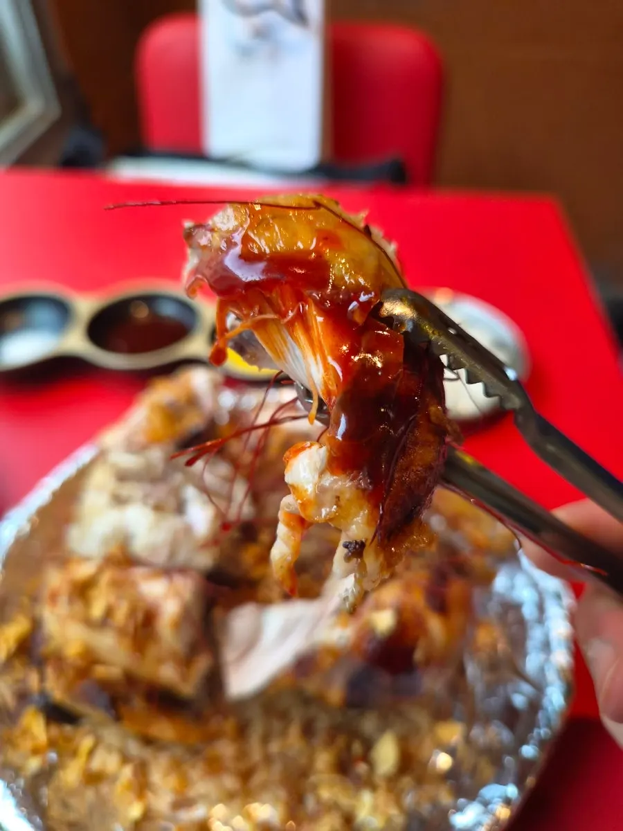 ホクホクに焼かれた六片ニンニクのクローズアップ