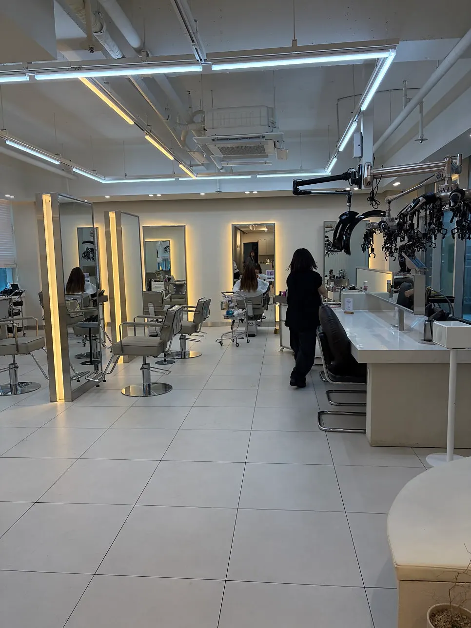 Service seat and mirror at Obeumua Hongdae Branch