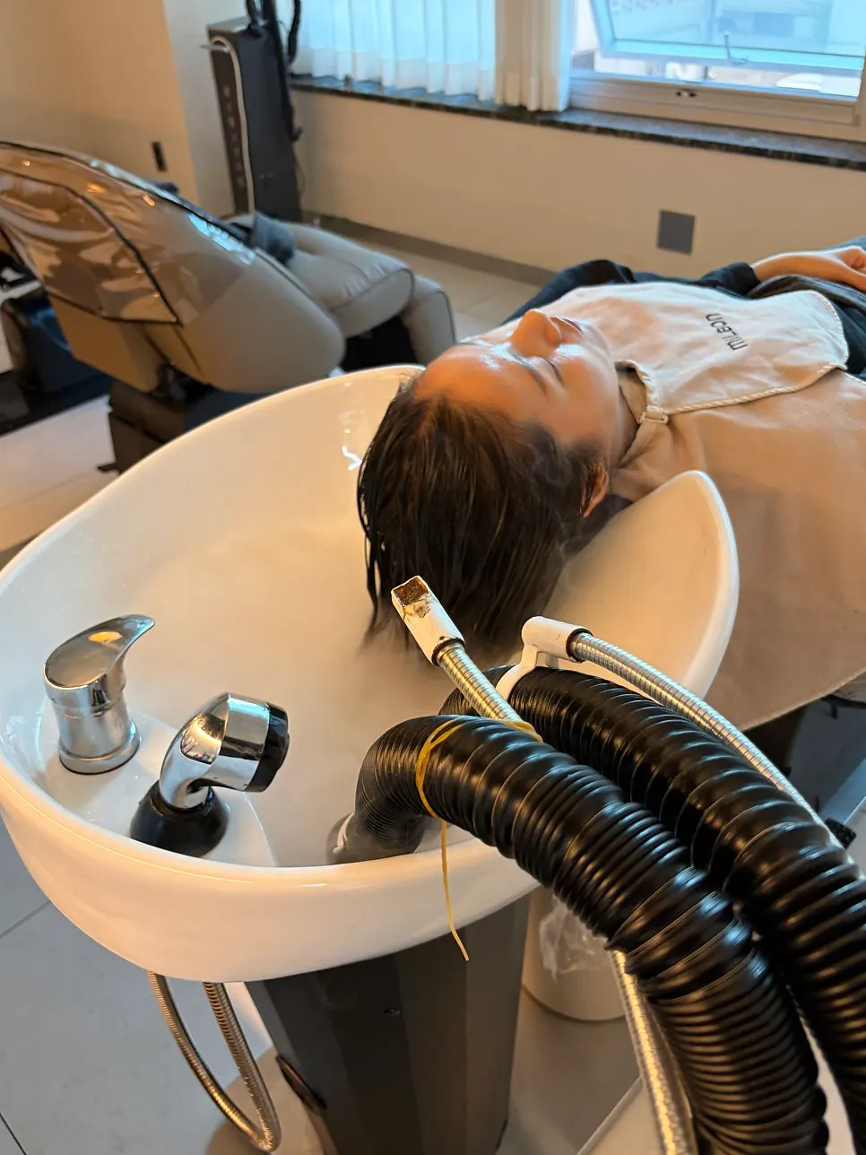 Steam device delivering nutrients during the clinic treatment