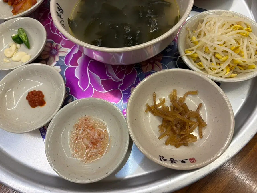 보쌈용 쌈장, 고추, 마늘, 새우젓과 콩나물