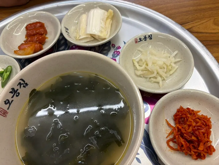 소시지와 백김치 등 밑반찬 접시