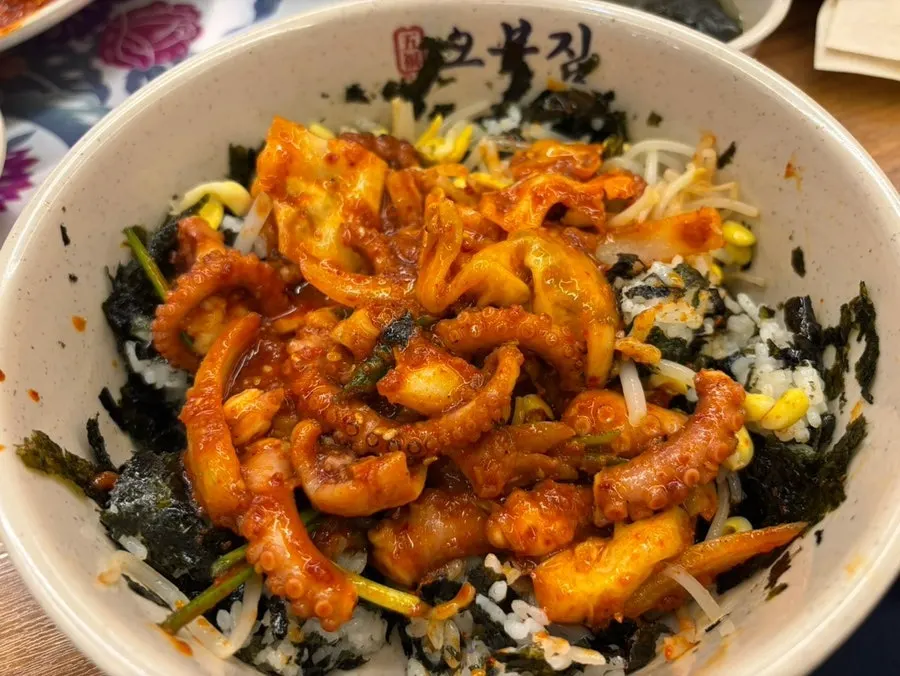 김가루와 참기름을 넣어 비빈 낙지 비빔밥