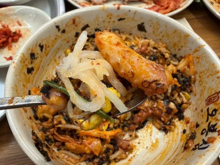 매콤달콤한 양념이 배인 낙지볶음 한 젓가락