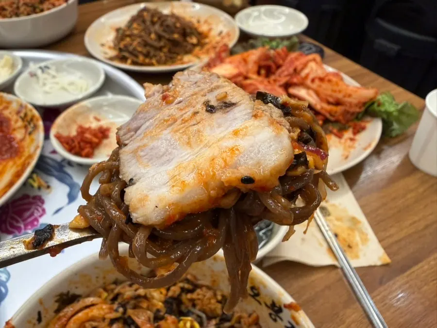 막국수에 보쌈과 무생채를 올린 조합