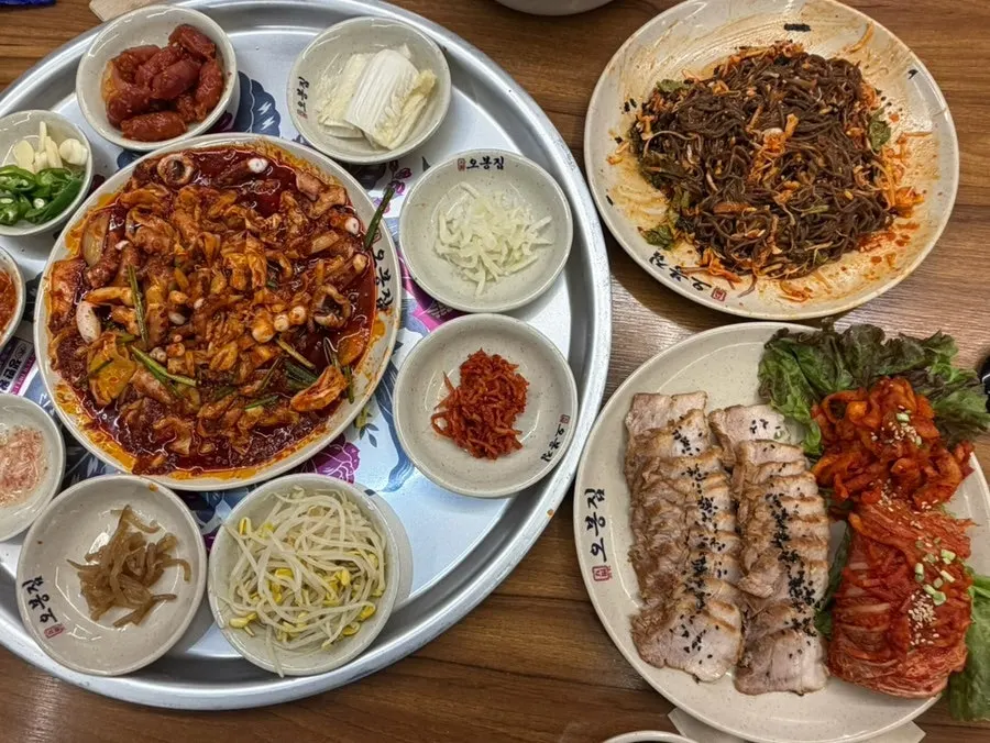 낙지볶음, 보쌈, 막국수가 함께 놓인 낙지 오봉스페셜 한 상