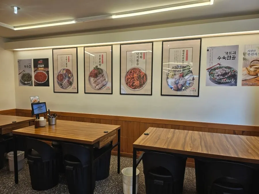 View of table seating at Obongjip Samseong Branch