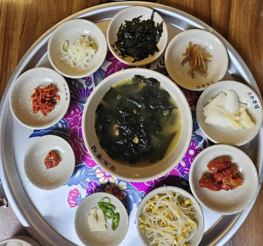Round tray with seaweed soup and basic banchan
