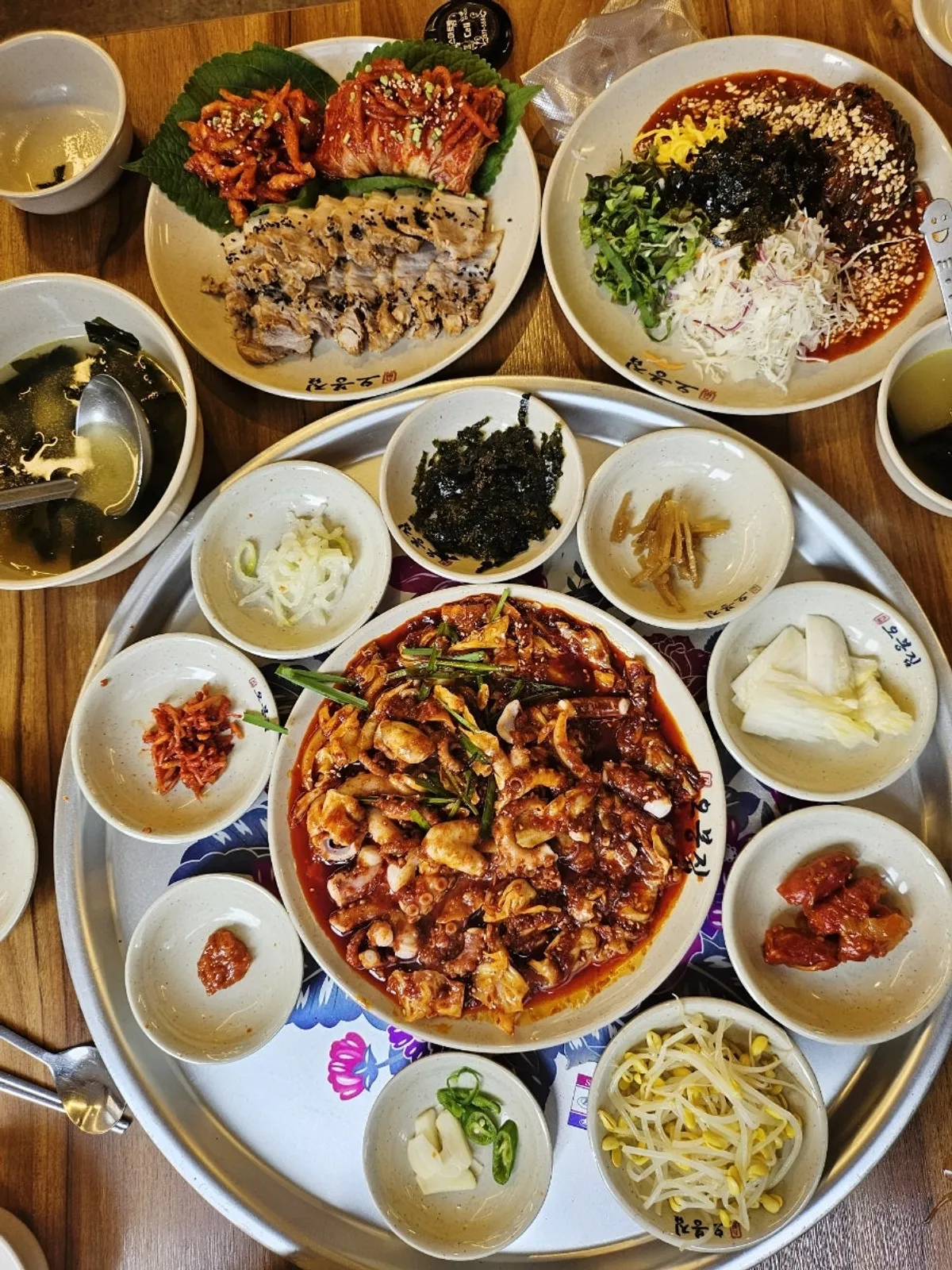 A full plate of Obongjip Samseong Branch's fire-grilled octopus stir-fry