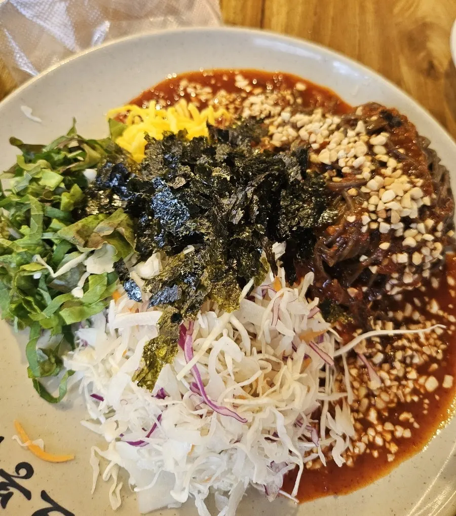 Jaengban makguksu included in the set