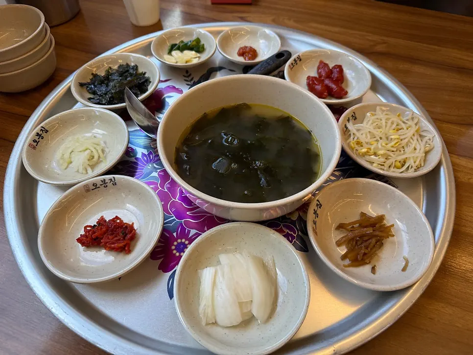Table with jaengban makguksu