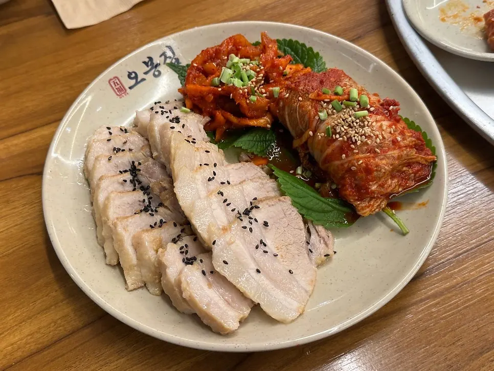 Stir-fried octopus and bossam spread at Obongjip Samseong Branch