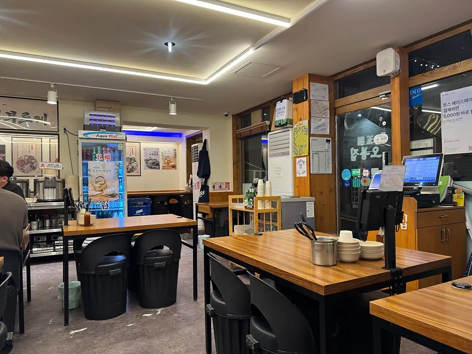 Spacious, clean dining hall at Obongjip Samseong Branch