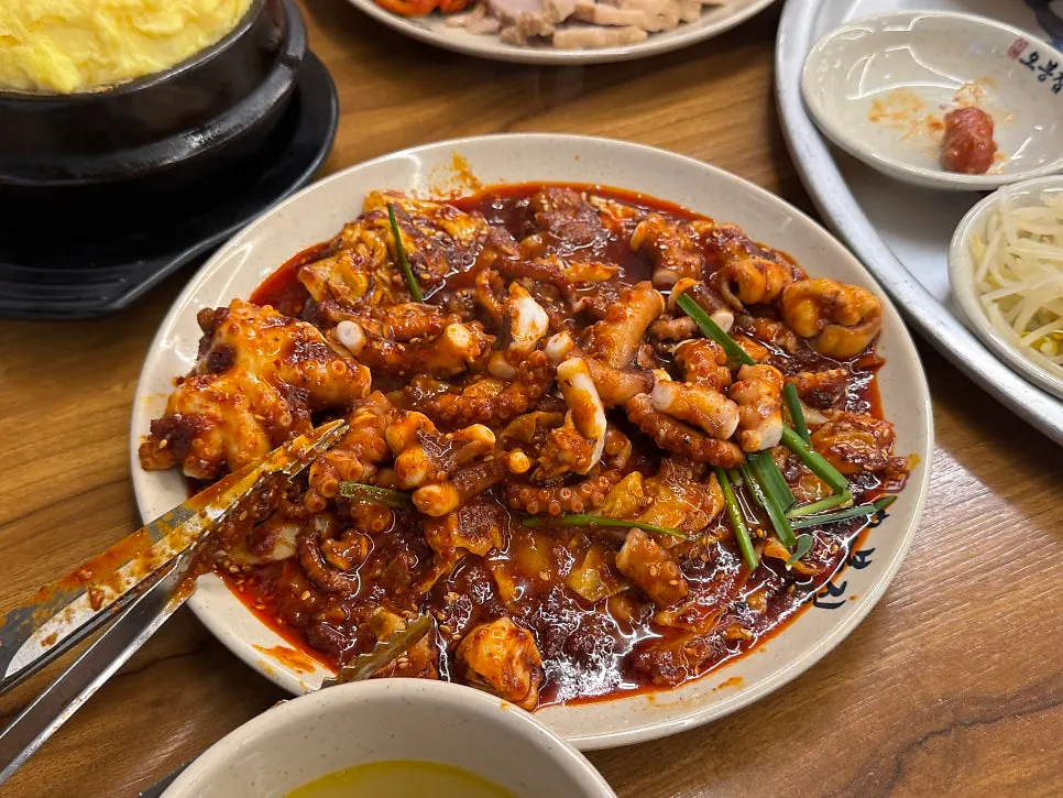 Smoky-flavored stir-fried octopus sauce with cabbage