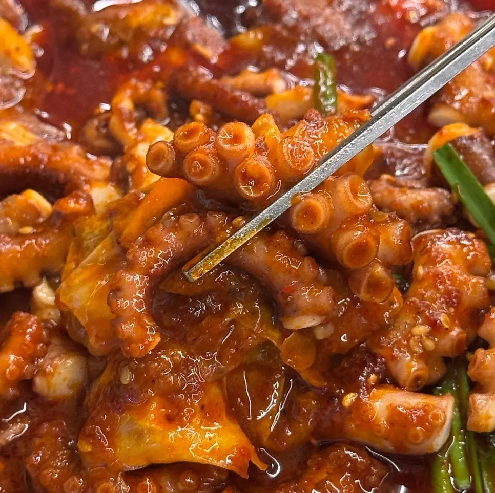 Stir-fried octopus bibimbap made with added bean sprouts
