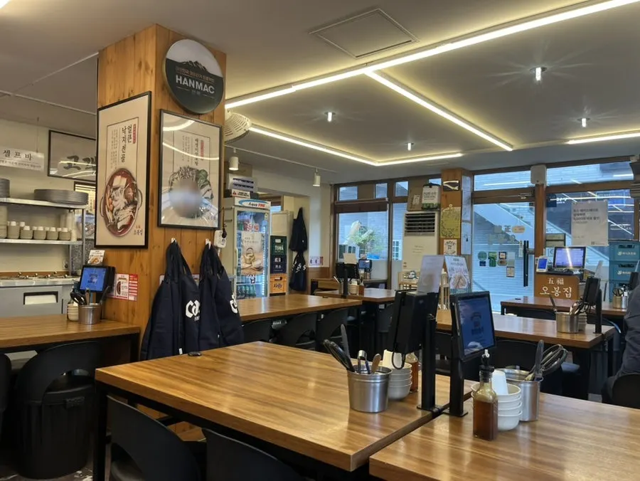 Interior of Obongjip Samseong Branch with 4-person tables