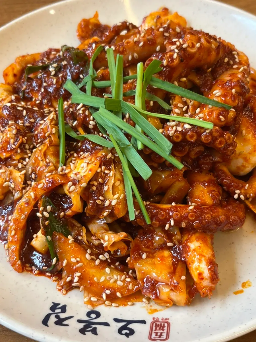 Octopus stir-fry topped with bean sprouts and laver flakes