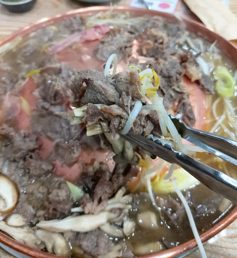 동판 위에 펼쳐 올린 꽃소불고기