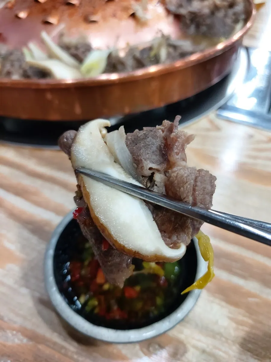 특제 소스에 찍어 먹는 소불고기