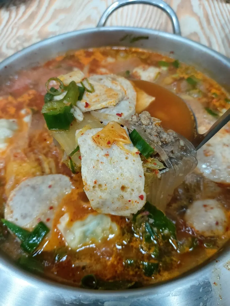 고래정통꽃부대찌개 한 냄비