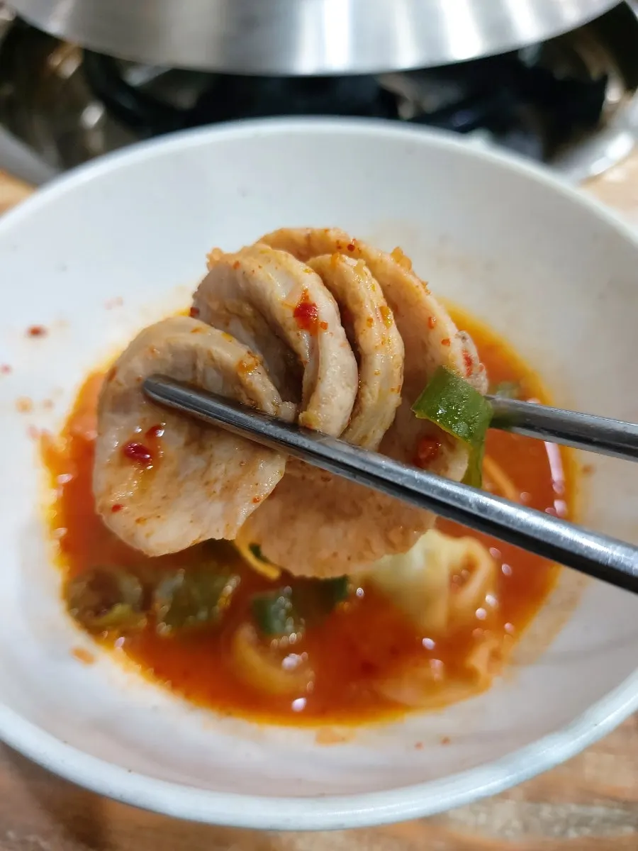 맑고 깔끔한 부대찌개 국물과 수제햄