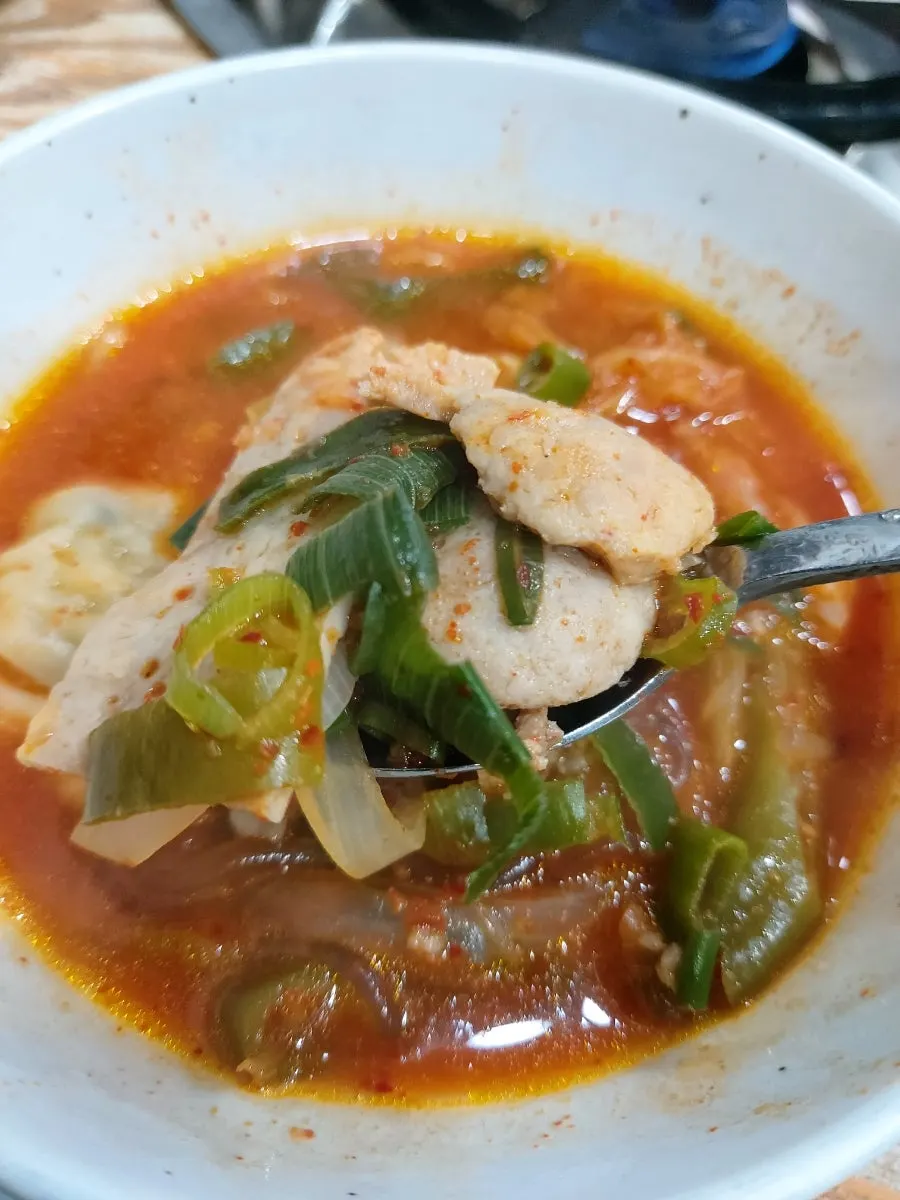 소불고기와 부대찌개를 함께 차린 상