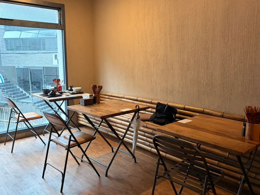 Interior toko Ochaya Yeonnam dengan lampu bernuansa kayu