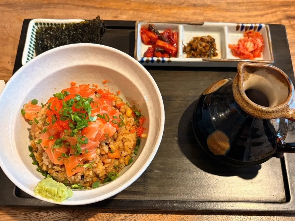 Semangkuk sake chazuke dengan salmon melimpah