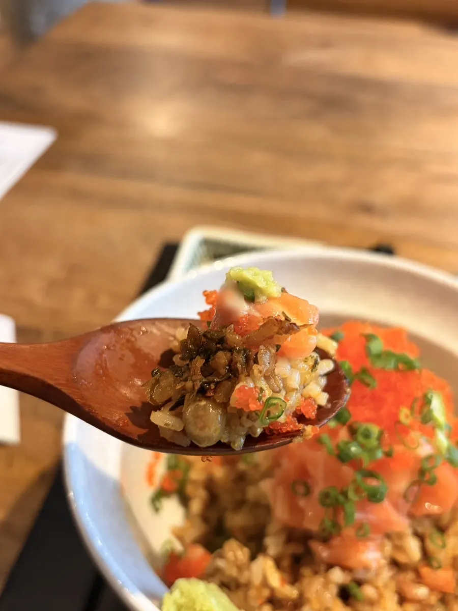 Satu suap nori dengan nasi, salmon, dan wasabi