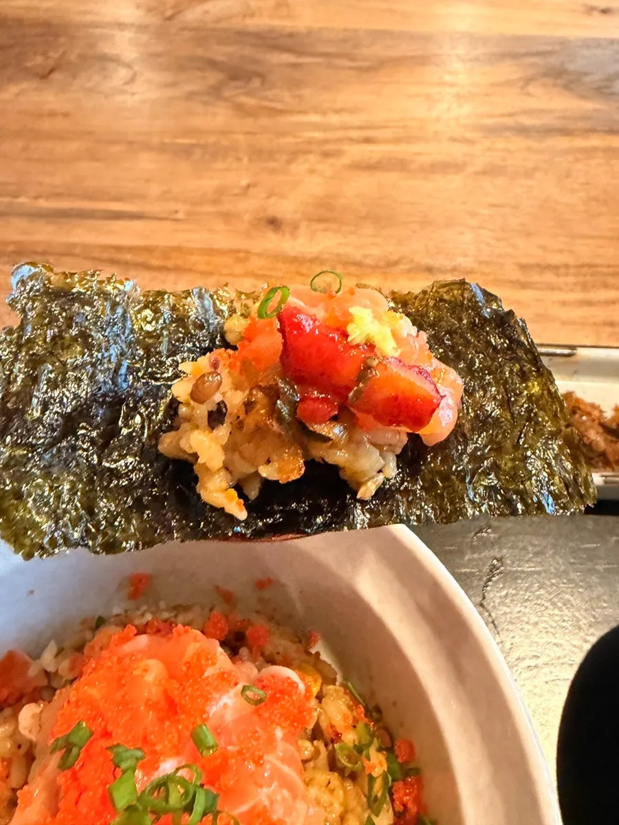 Salmon chazuke dengan daun bawang dan telur ikan terbang
