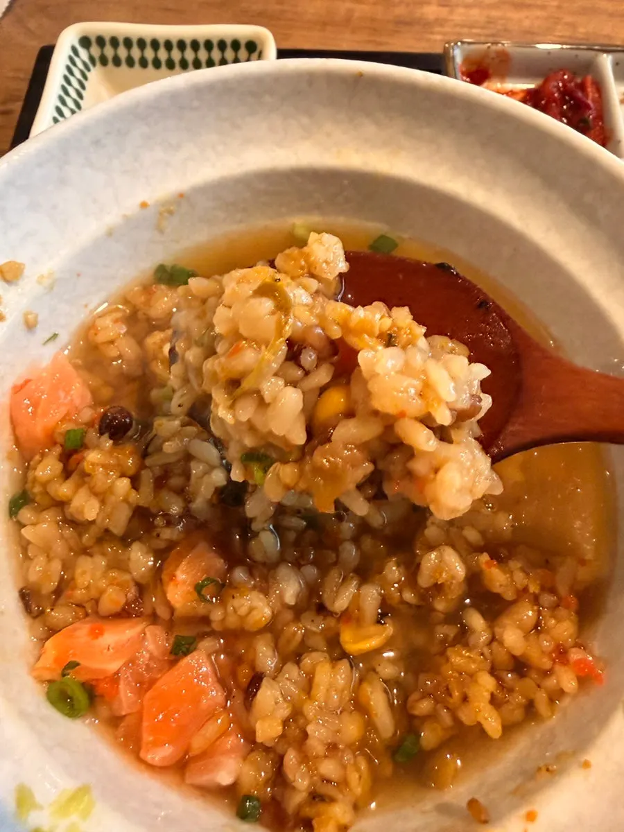 Nasi dan salmon yang tercampur dengan kuah