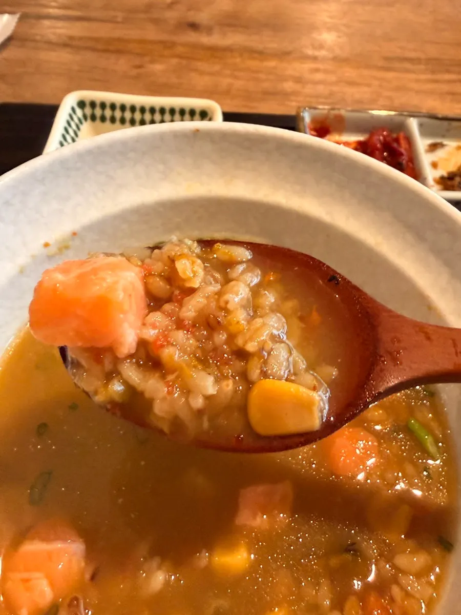 Salmon yang bagian luarnya matang karena kaldu panas