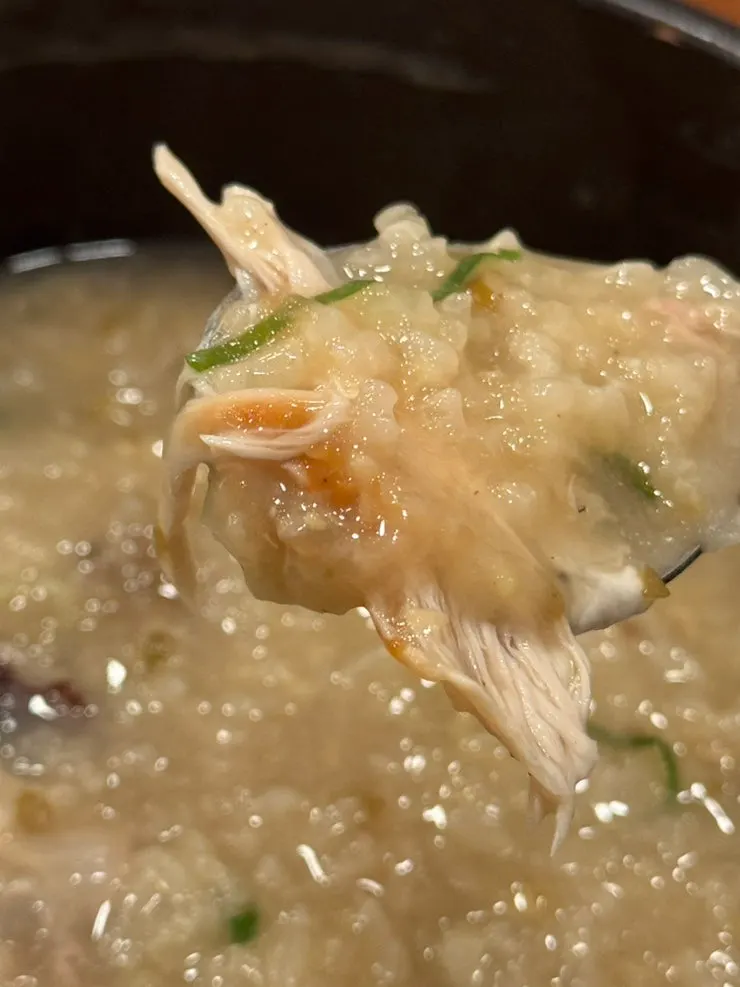 A spoonful of thick mung bean porridge