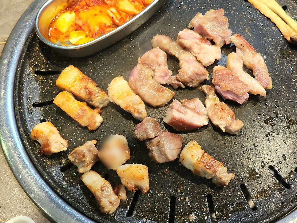 도축 5일 이내 한돈 암퇘지 생고기 접시