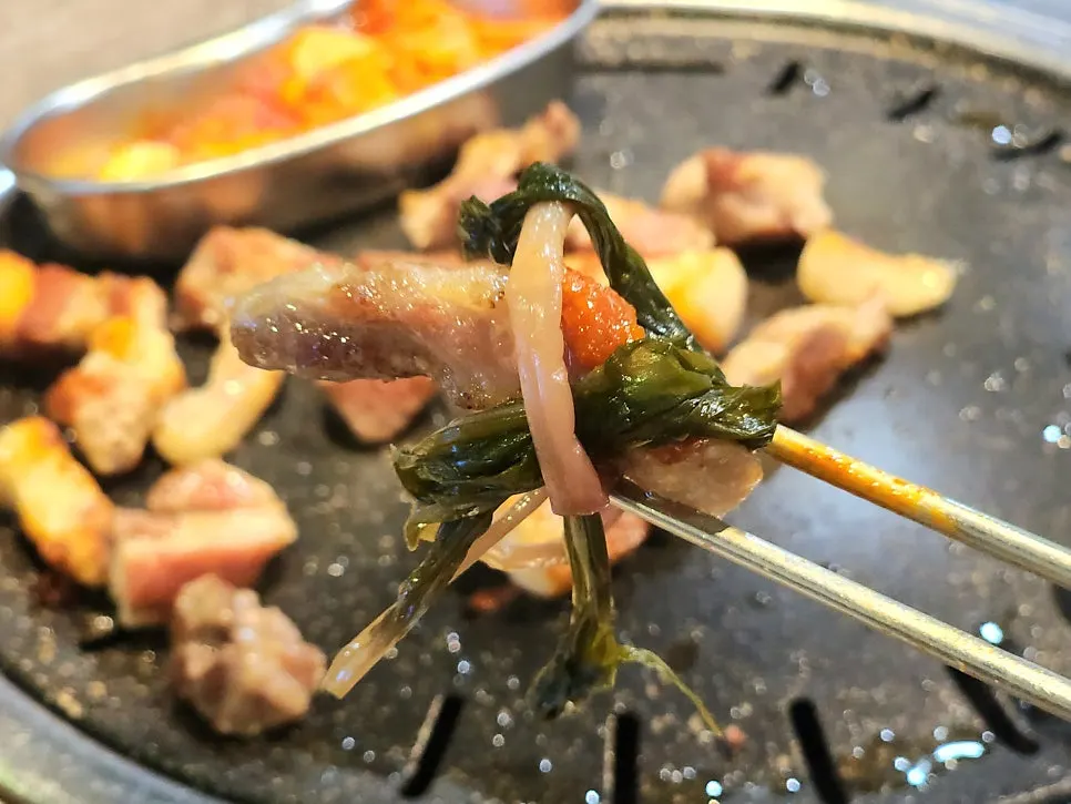 화로 위에서 익어가는 삼겹살