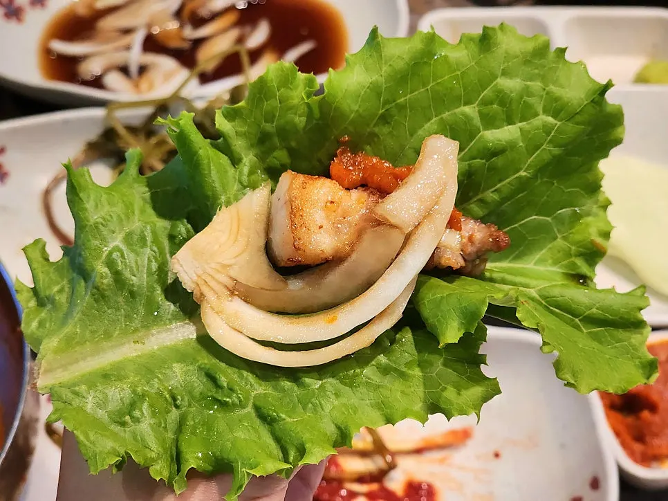 파김치 명이나물 쌈무 등 반찬 구성