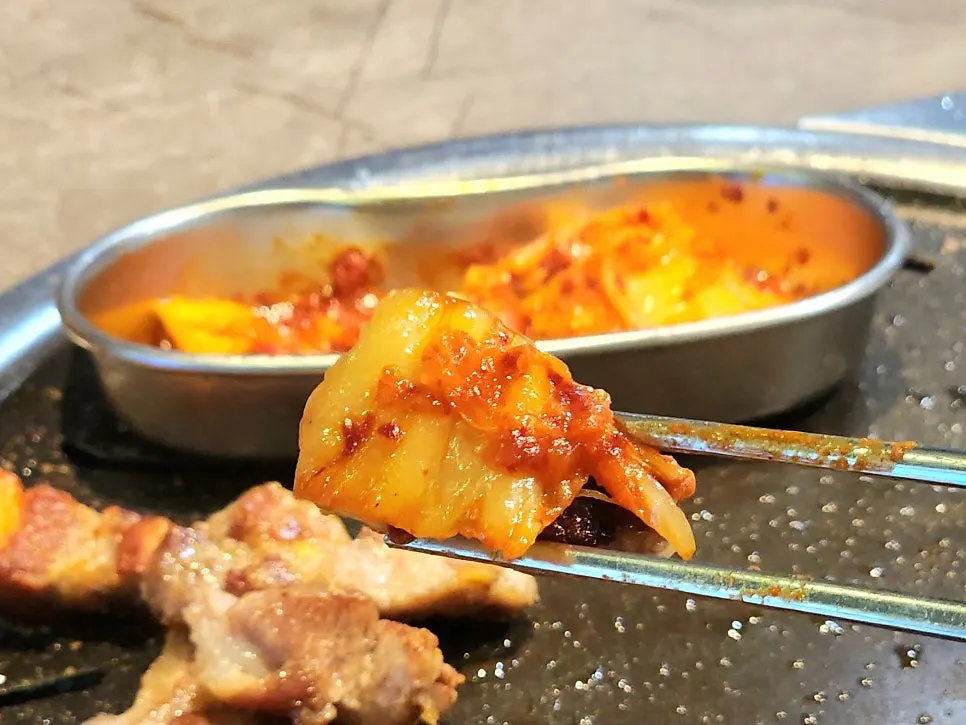육즙 가득한 구운 삼겹살 한 점