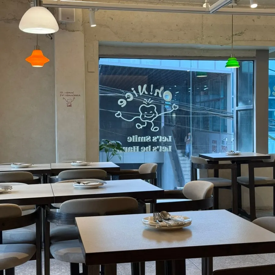 오밀 홍대점 내부 2인 테이블