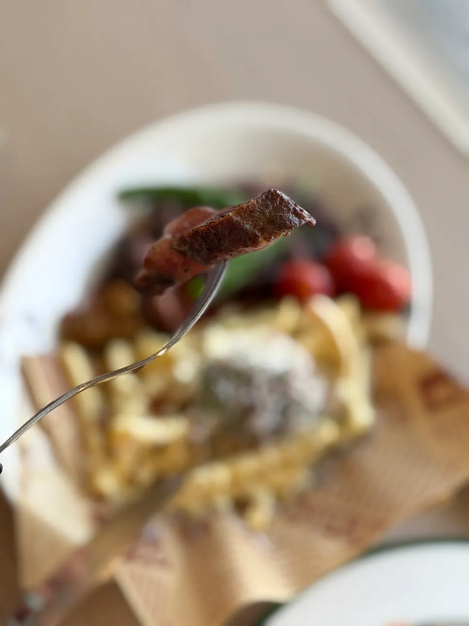 Table with the Omil steak and pasta together
