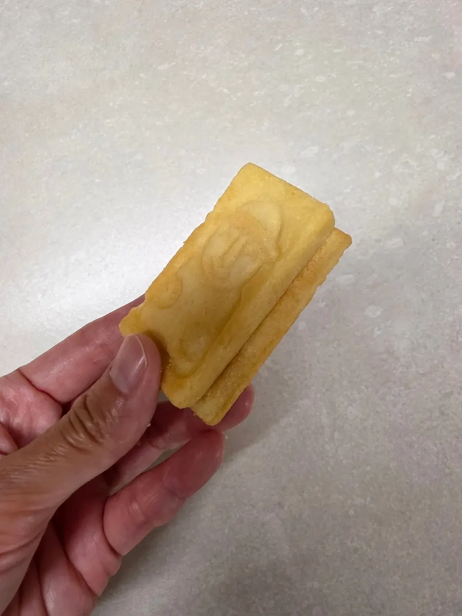 Cross-section of the black sesame Harubangne cut in half
