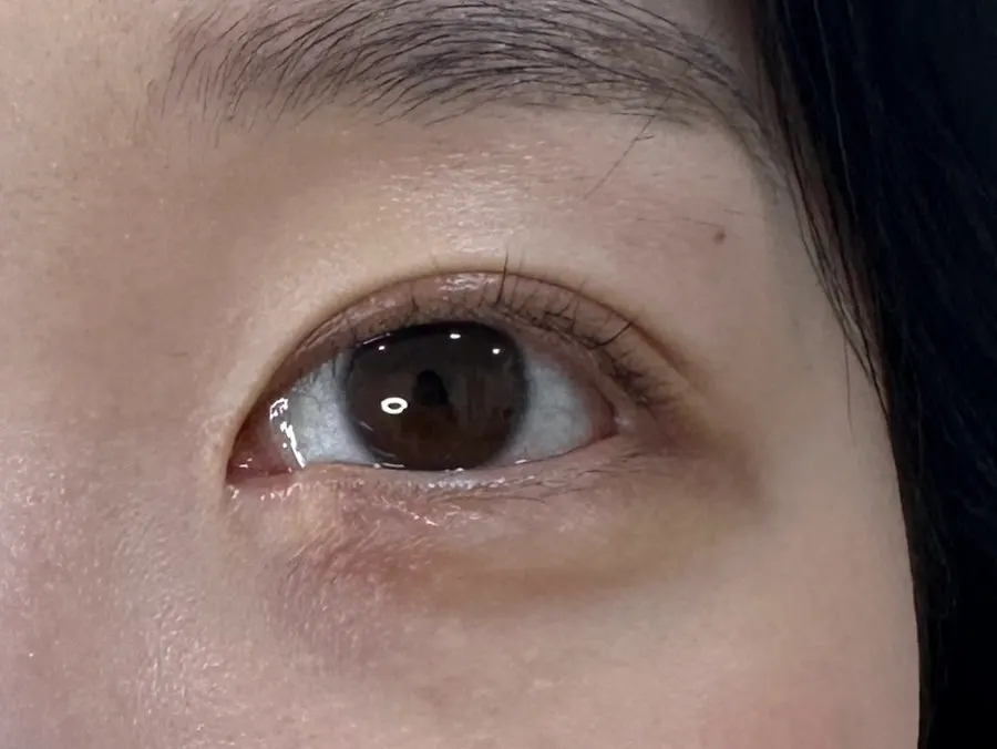 자연스러운 컬로 마무리된 속눈썹
