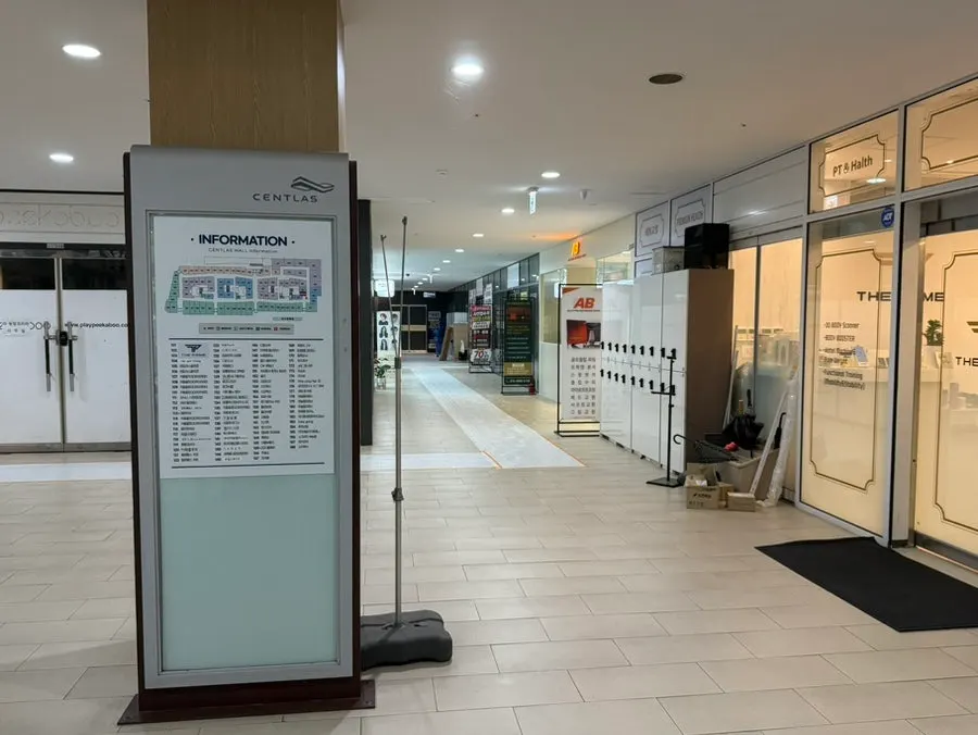 セントラス商店街地下のインフォ看板と通路