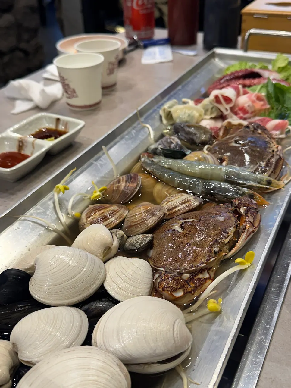 문어와 전복, 새우가 올라간 해물통칼국수