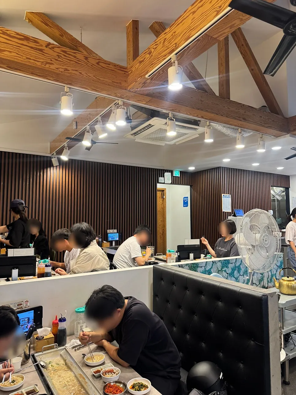 Wide view of the 1st floor tables at 52 Degree Kalguksu
