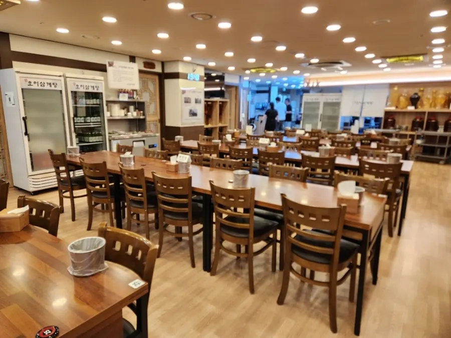 Dining space at Oi Samgyetang suitable for group meals