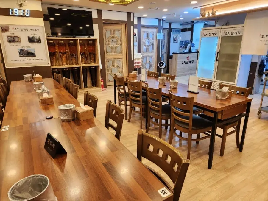 Wide view of the spacious seating at Oi Samgyetang