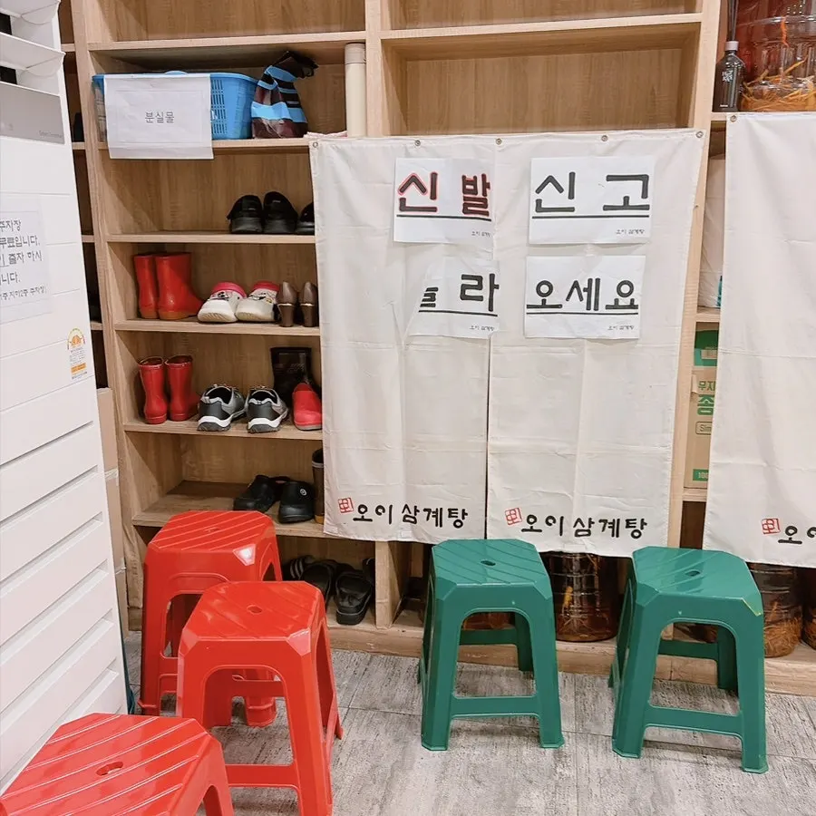 2층에서 대기하는 손님들