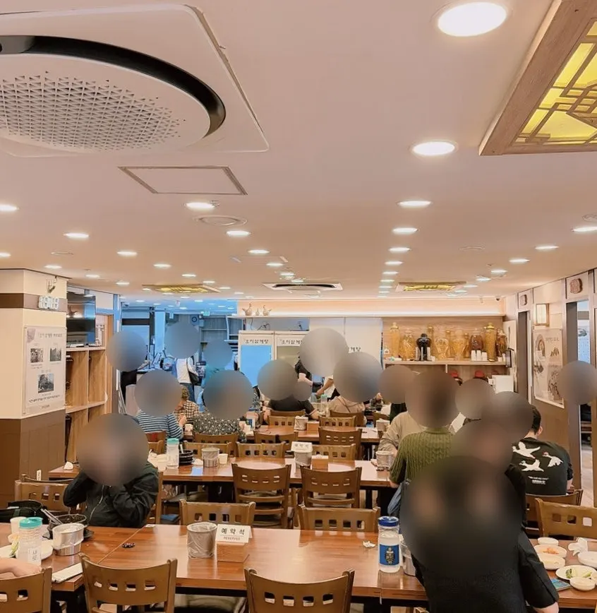 깔끔하게 정리된 홀 내부