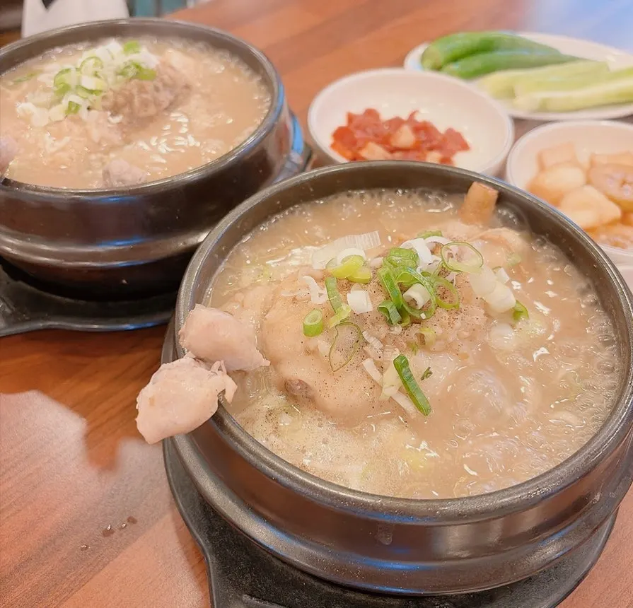 보글보글 끓으며 나온 뚝배기 삼계탕