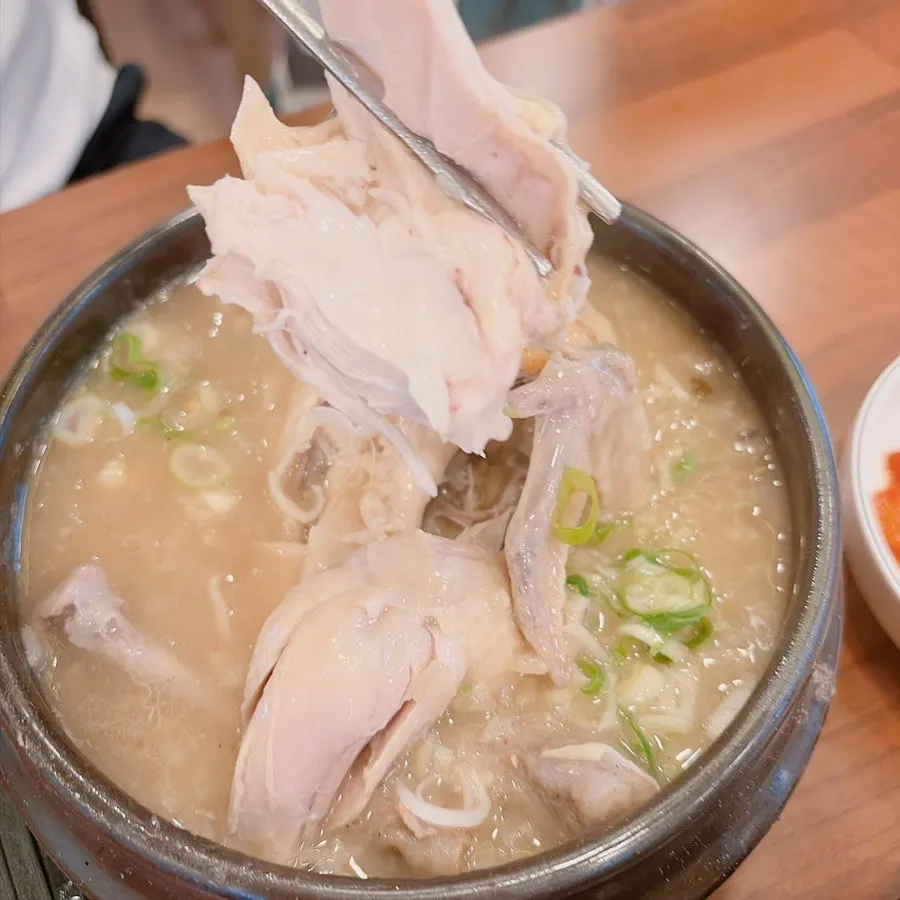 통닭 한 마리가 들어간 삼계탕